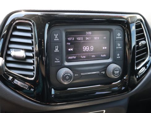 Used 2018 Jeep Compass Latitude FWD image 30