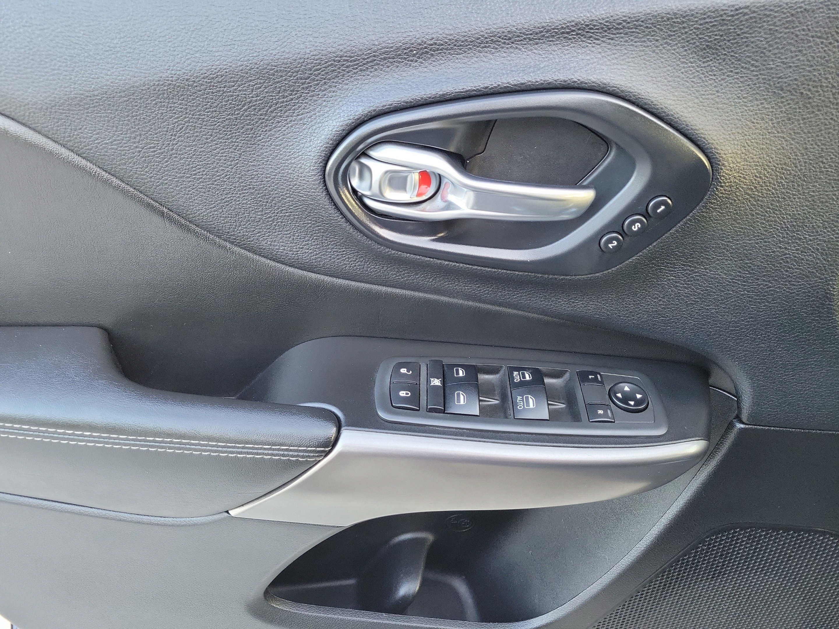 Used 2019 Jeep Cherokee Limited AWD/4WD image 13