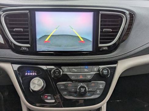 Used 2023 Chrysler Pacifica Limited FWD image 29