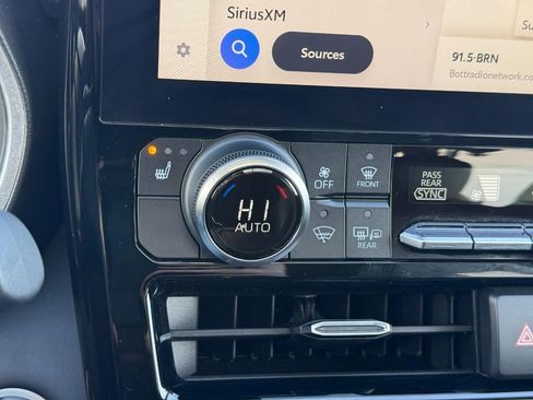 Certified 2024 Toyota Highlander XLE image 28