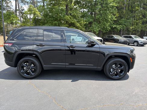 New 2026 Jeep Grand Cherokee Limited RWD image 9