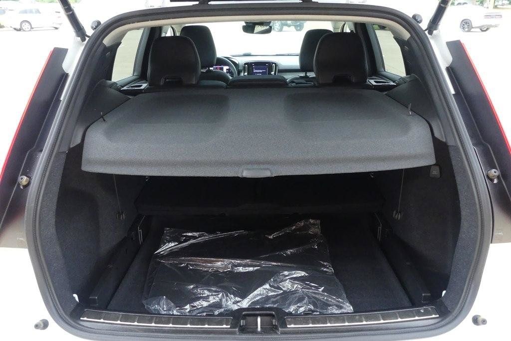 Used 2024 Volvo XC40 B5 Plus AWD/4WD image 38