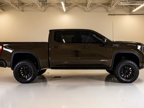 Used 2024 GMC Sierra 1500 AT4 w/ Technology Package AWD/4WD image 11