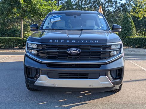 Certified 2025 Ford Expedition Platinum w/ Driver's Package AWD/4WD image 9
