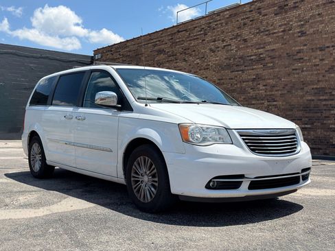 Used 2016 Chrysler Town & Country Touring-L FWD image 1