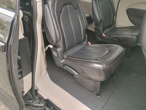 Certified 2023 Chrysler Pacifica Touring-L FWD image 15