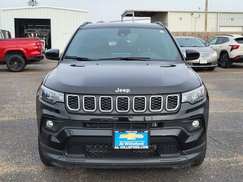 Used 2025 Jeep Compass Latitude AWD/4WD image 8