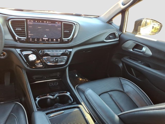 Used 2024 Chrysler Pacifica Limited w/ Uconnect Theater Family Group FWD image 33
