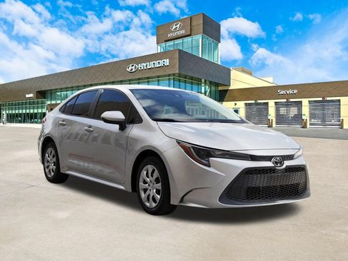 Used 2020 Toyota Corolla LE FWD image 3