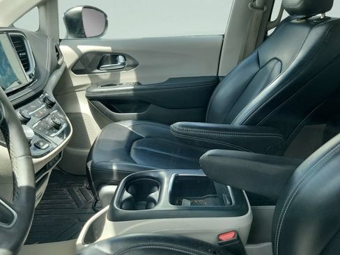 Used 2023 Chrysler Pacifica Touring-L FWD image 5