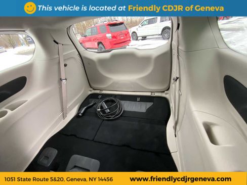 Used 2023 Chrysler Pacifica Touring-L image 11