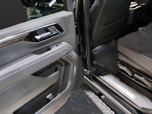 Used 2025 Chevrolet Suburban Z71 AWD/4WD image 36