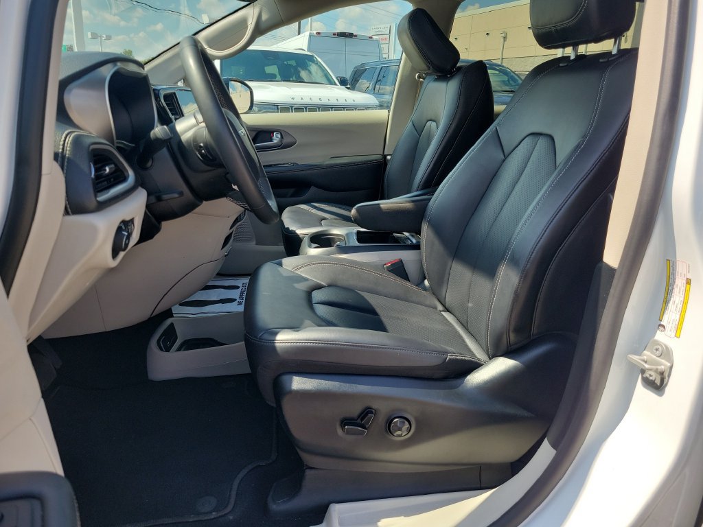 Used 2024 Chrysler Pacifica Limited FWD image 18