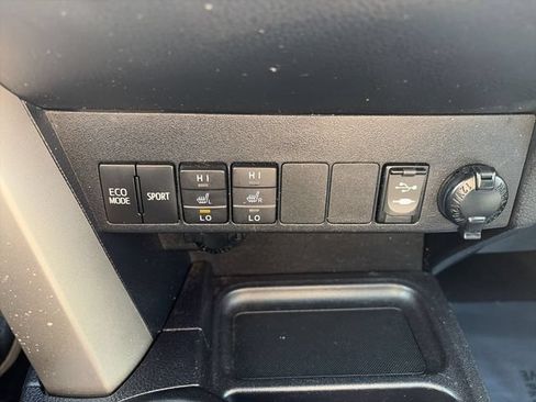 Used 2018 Toyota RAV4 XLE AWD/4WD image 20