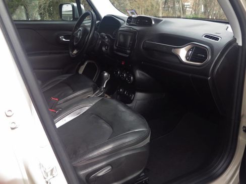 Used 2016 Jeep Renegade Limited image 18