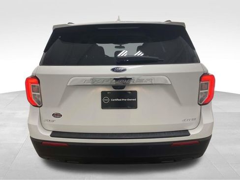 Used 2022 Ford Explorer XLT image 3