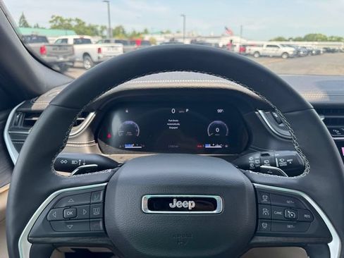 Used 2025 Jeep Grand Cherokee Limited w/ Luxury Tech Group II AWD/4WD image 23