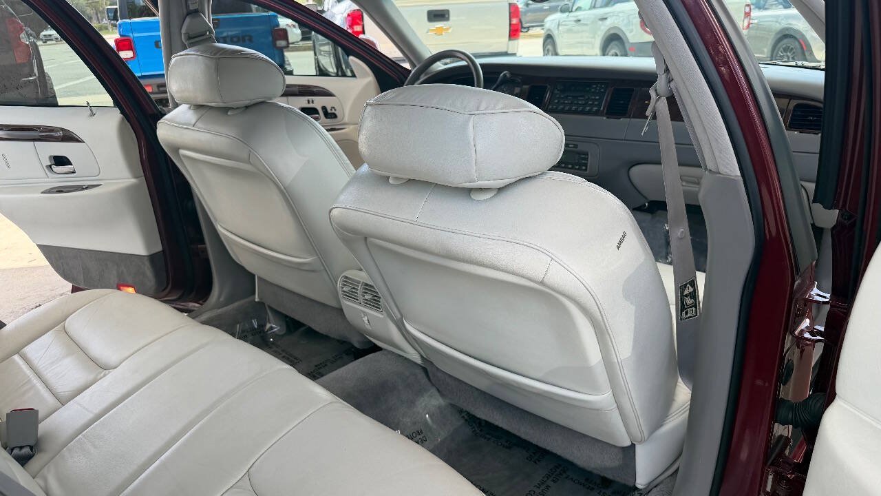 Used 1999 Lincoln Town Car Signature RWD image 14