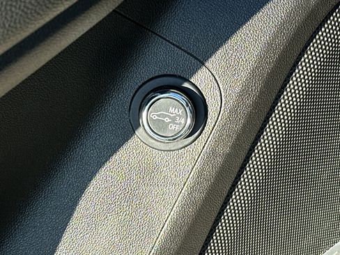 Used 2023 GMC Acadia SLT image 11