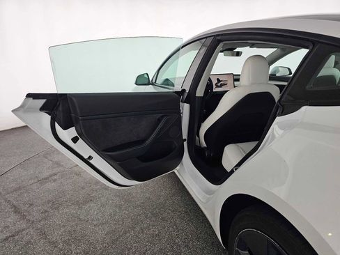 Used 2022 Tesla Model 3 Standard Range image 16