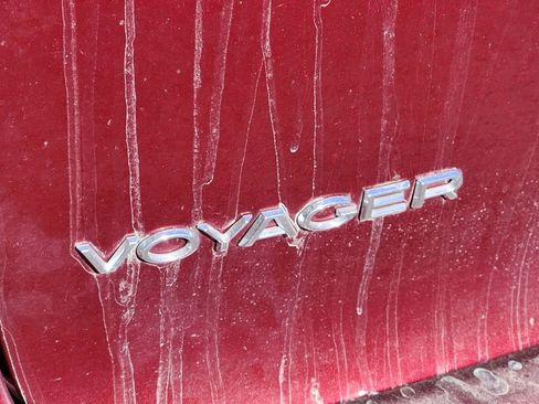 Used 2023 Chrysler Voyager LX image 8