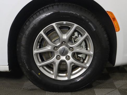 Used 2024 Chrysler Pacifica Touring-L image 21