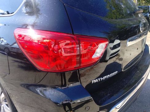 Used 2018 Nissan Pathfinder SL FWD image 14