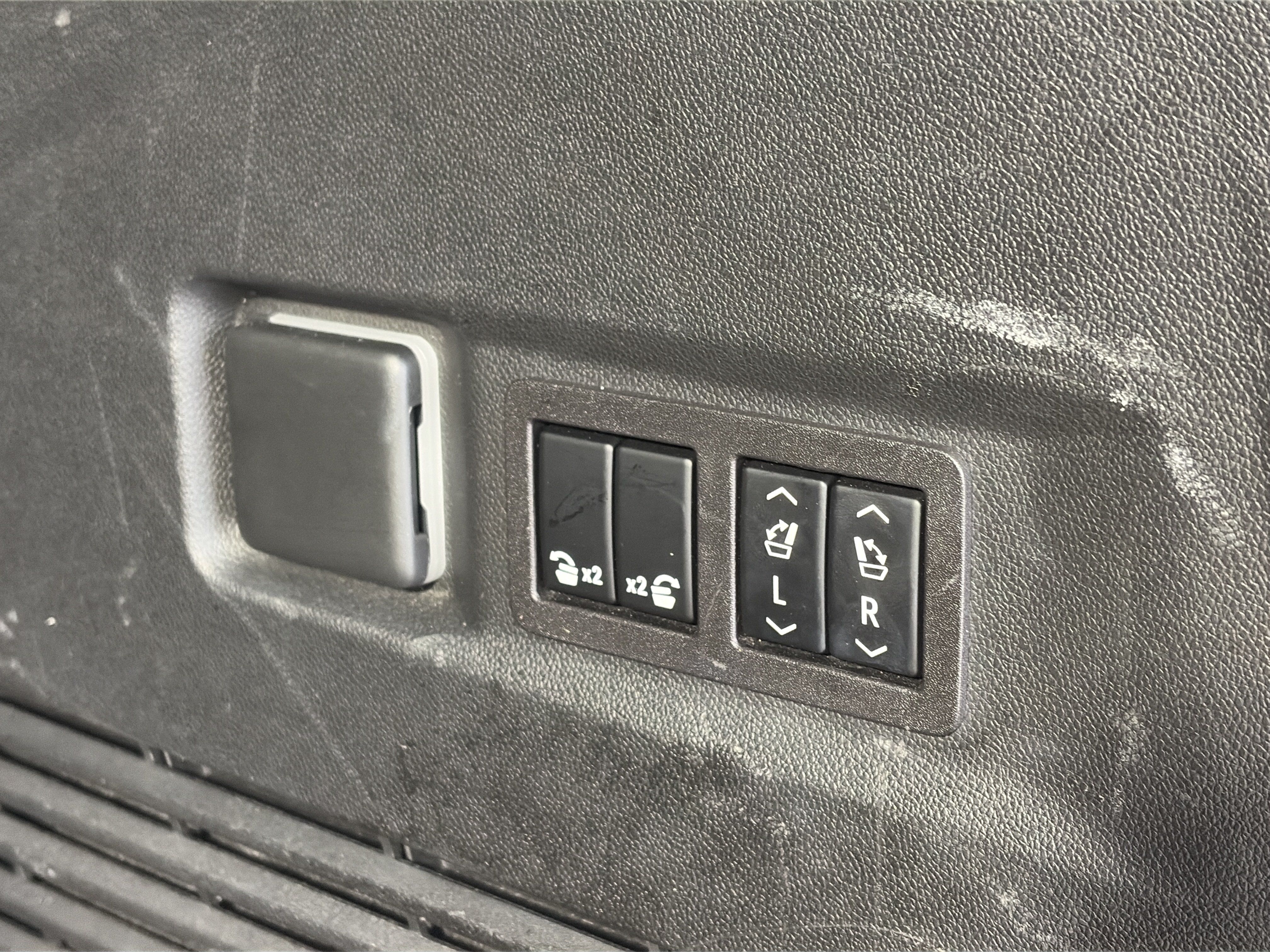 Used 2023 GMC Yukon Denali Ultimate AWD/4WD image 16
