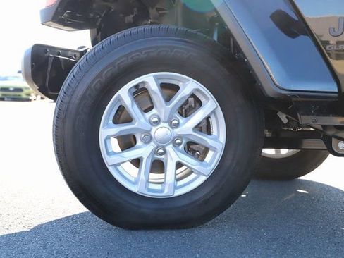 Used 2023 Jeep Gladiator Sport image 2