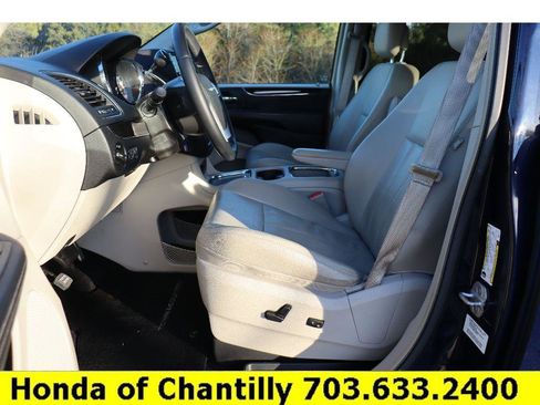 Used 2013 Chrysler Town & Country Touring-L image 19