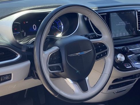 Used 2020 Chrysler Pacifica Limited w/ Advanced Safetytec Group FWD image 24