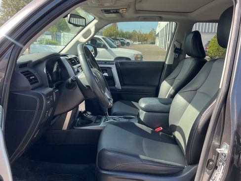 Used 2018 Toyota 4Runner SR5 Premium image 3