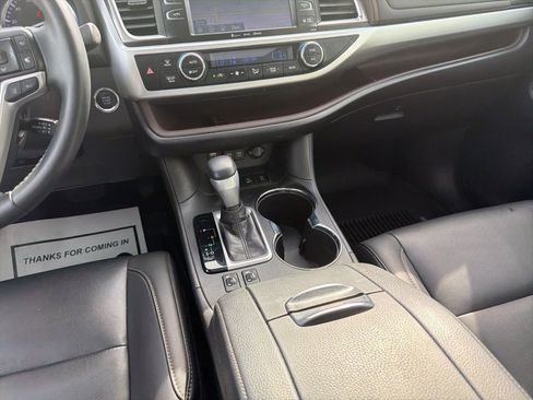 Used 2019 Toyota Highlander XLE image 16