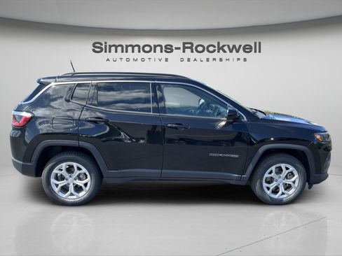 Used 2024 Jeep Compass Latitude AWD/4WD image 6