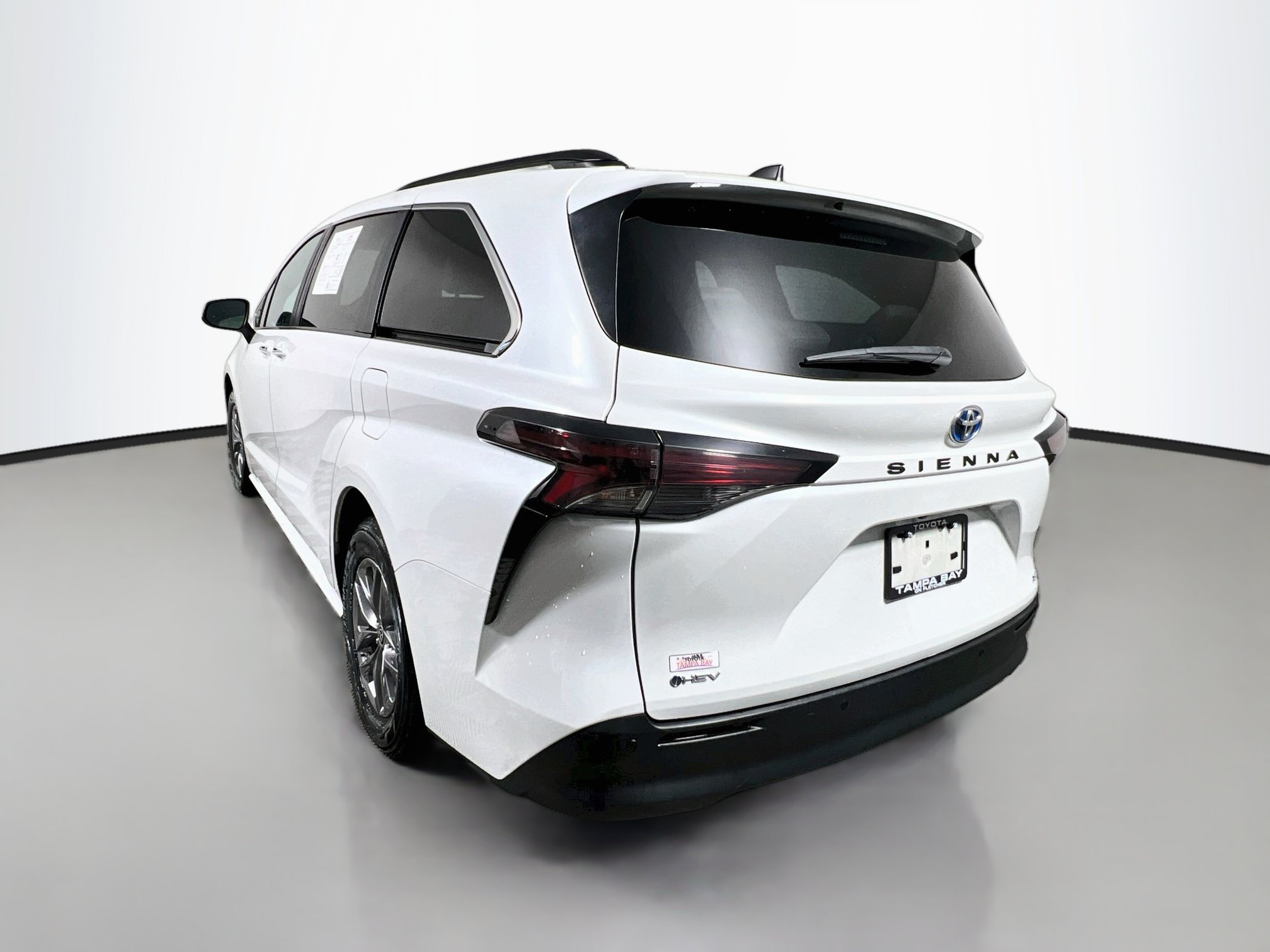 Used 2025 Toyota Sienna XLE FWD image 8