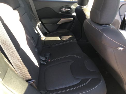 Used 2017 Jeep Cherokee Latitude w/ Safety/Convenience Group image 17