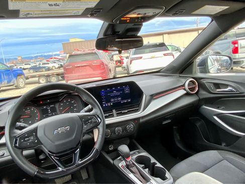 Used 2025 Chevrolet Trax RS image 32