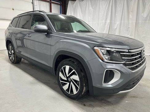 Used 2025 Volkswagen Atlas SE image 1