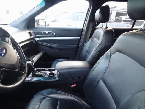 Used 2016 Ford Explorer XLT w/ Equipment Group 202A image 5