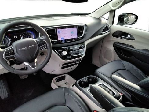 Used 2024 Chrysler Pacifica Touring-L image 30