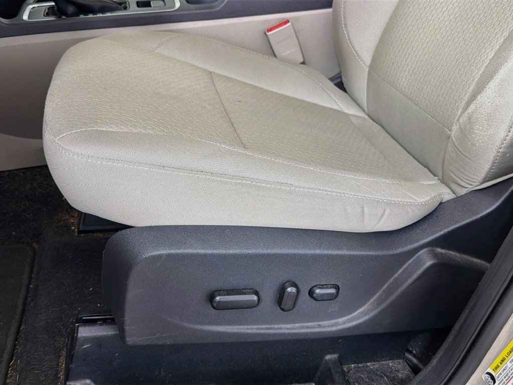 Used 2017 Ford Escape SE w/ Equipment Group 201A FWD image 21