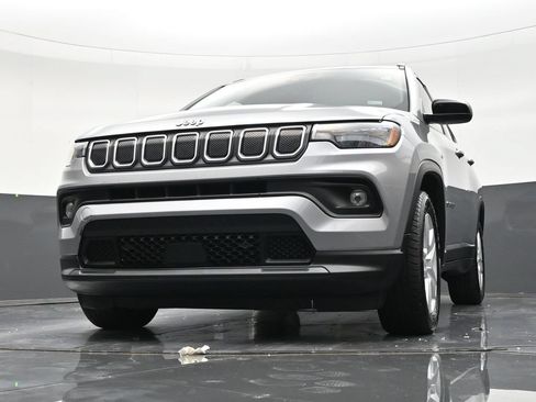 Used 2022 Jeep Compass Latitude FWD image 28