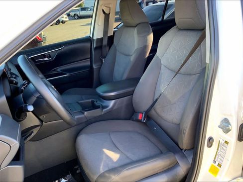 Used 2022 Toyota RAV4 XLE w/ Convenience Package FWD image 8