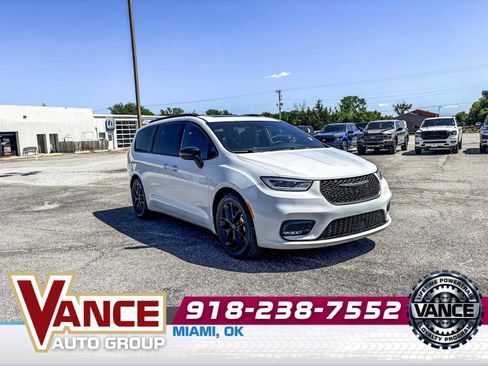 Used 2025 Chrysler Pacifica Limited FWD image 1