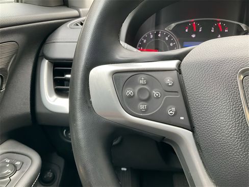 Used 2024 GMC Terrain SLT image 25