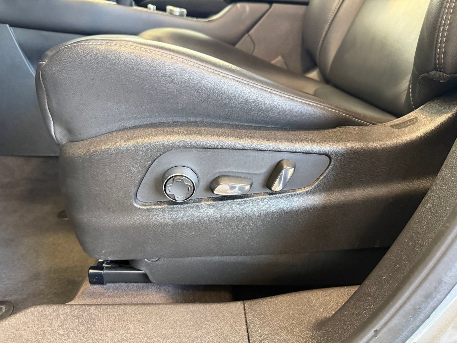 Used 2025 Cadillac XT4 Premium Luxury FWD image 15