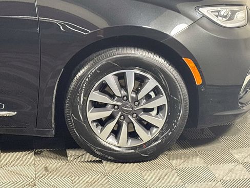 Used 2023 Chrysler Pacifica Limited FWD image 23