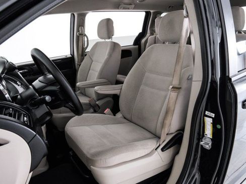 Used 2018 Dodge Grand Caravan SE w/ UConnect Hands-Free Group FWD image 25
