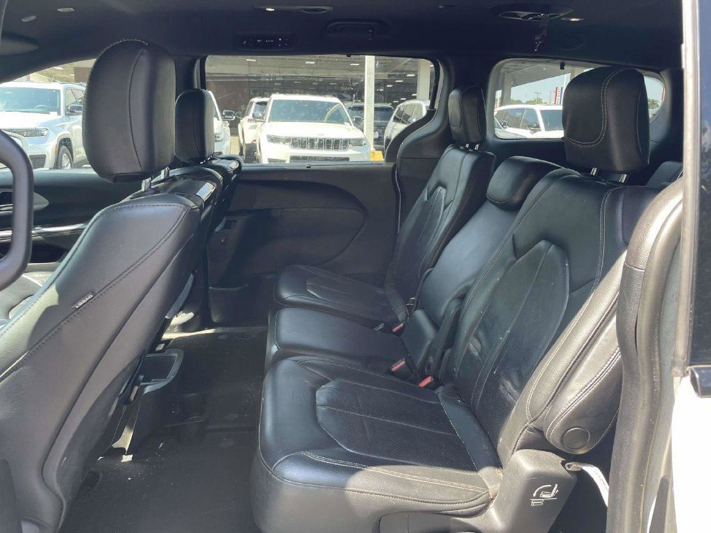 Used 2020 Chrysler Pacifica Touring-L Plus w/ S Appearance Package FWD image 15