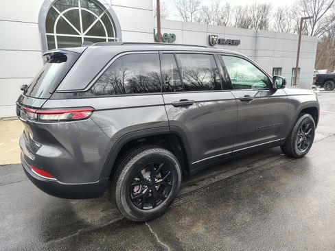 New 2026 Jeep Grand Cherokee Altitude image 14